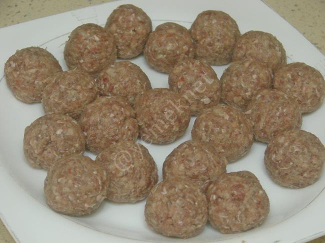 Sebzeli Fırında Köfte - Yapılışı (4/16) 