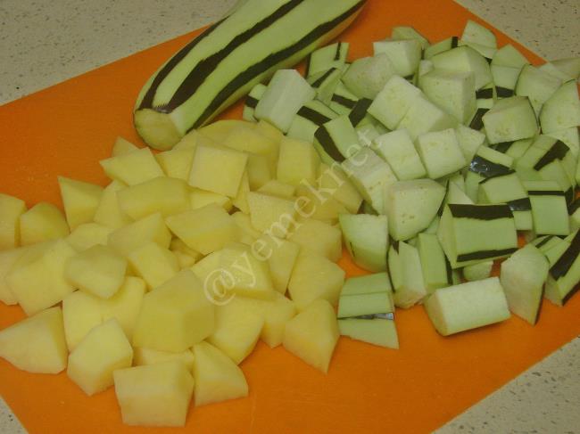 Sebzeli Fırında Köfte - Yapılışı (5/16) 