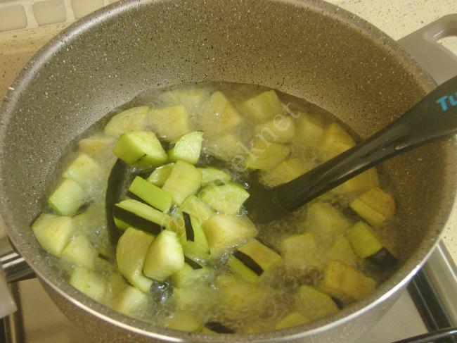 Sebzeli Fırında Köfte - Yapılışı (7/16) 