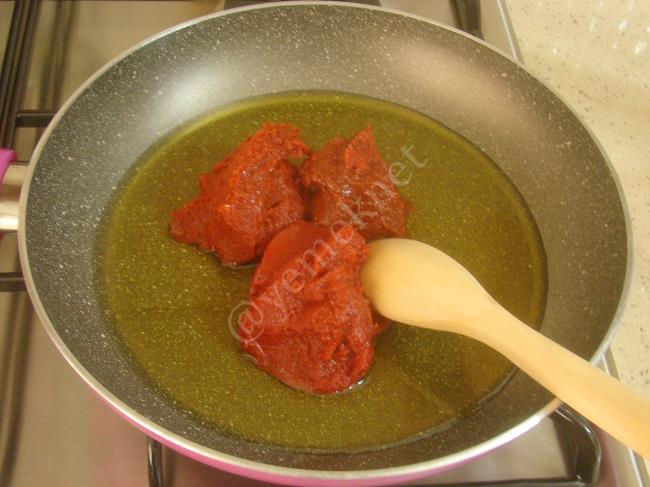 Kahvaltılık Salça Kavurması - Yapılışı (2/8) 