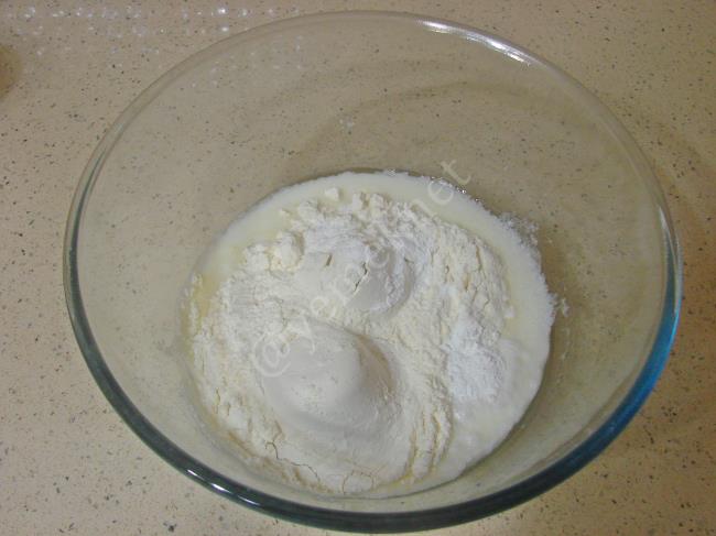 Yoğurtlu Poğaça - Yapılışı (4/12) 