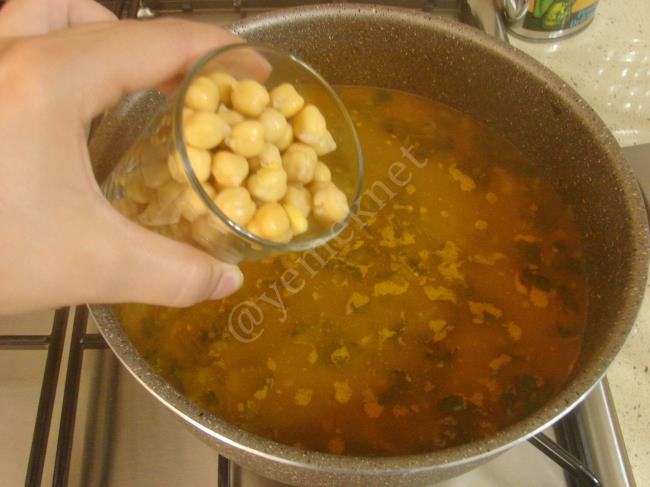 Nohutlu Semizotu Çorbası - Yapılışı (8/12) 