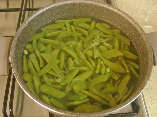 Yumurtalı Taze Fasulye Kavurması - Yapılışı (4/12) 
