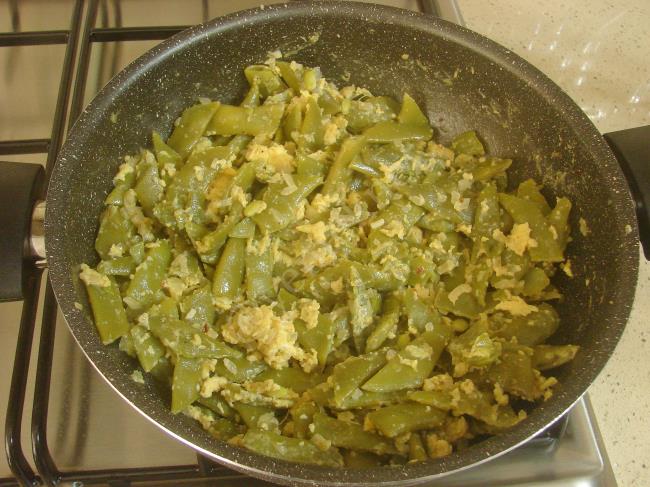 Yumurtalı Taze Fasulye Kavurması - Yapılışı (9/12) 