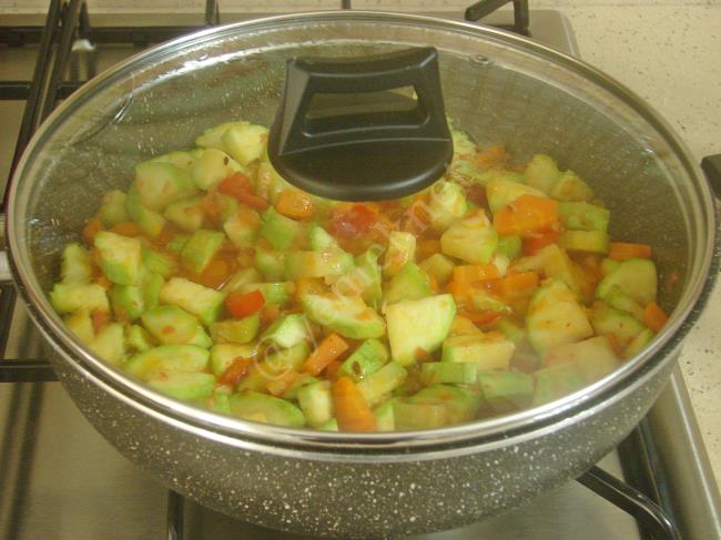 Zeytinyağlı Kabak Kavurması - Yapılışı (8/12) 