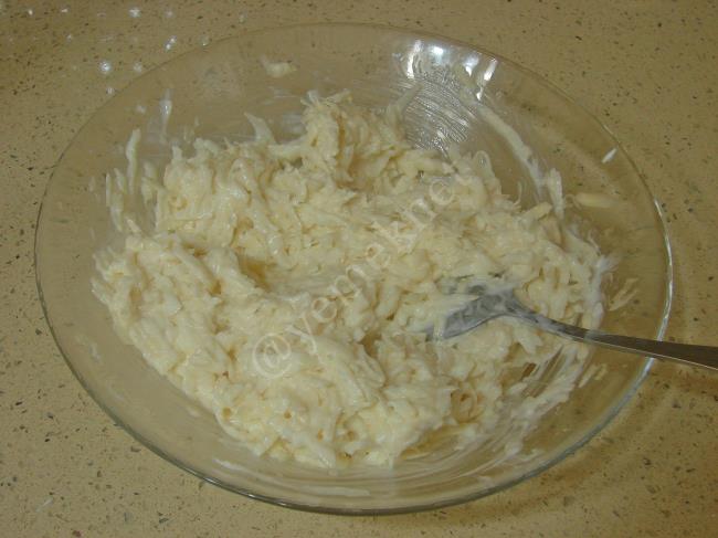 Çiğ Kereviz Salatası - Yapılışı (4/8) 
