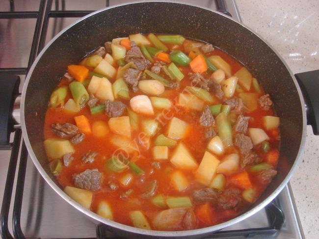 Etli Pırasa Yemeği - Yapılışı (8/12) 