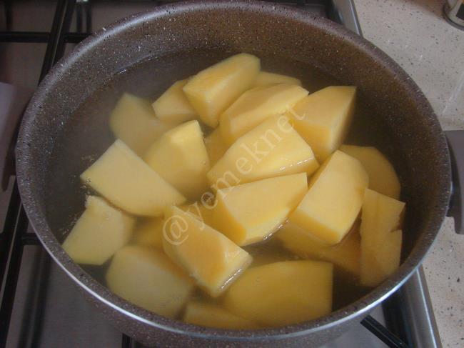 Fırında Kaşarlı Patates Püresi - Yapılışı (3/12) 