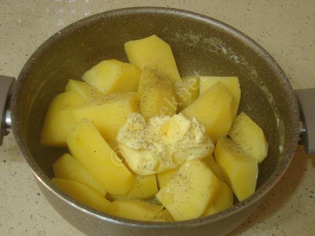 Fırında Kaşarlı Patates Püresi - Yapılışı (4/12) 