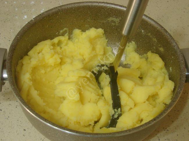 Fırında Kaşarlı Patates Püresi - Yapılışı (5/12) 