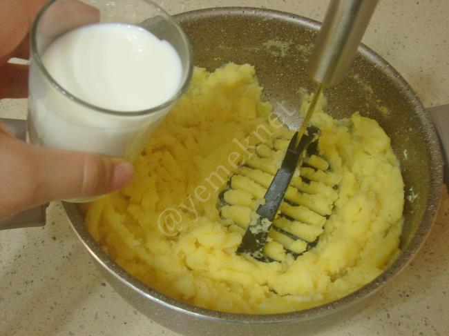 Fırında Kaşarlı Patates Püresi - Yapılışı (6/12) 