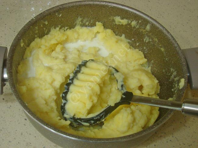 Fırında Kaşarlı Patates Püresi - Yapılışı (7/12) 