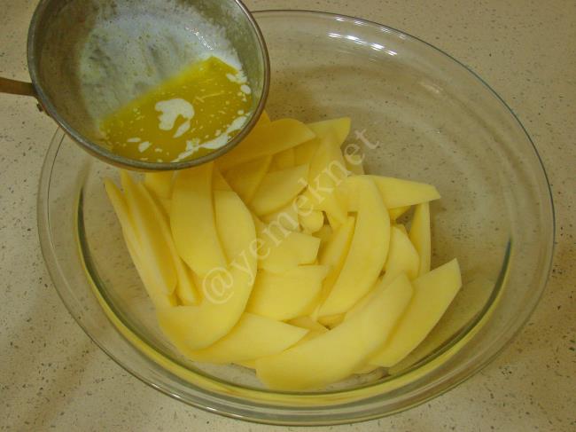 Fırında Tereyağlı Patates Kızartması - Yapılışı (3/8) 