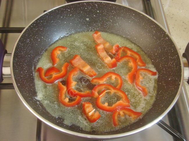 Mantarlı Kaşarlı Omlet - Yapılışı (3/12) 