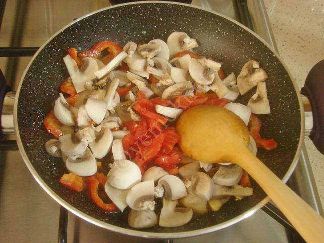 Mantarlı Kaşarlı Omlet - Yapılışı (4/12) 