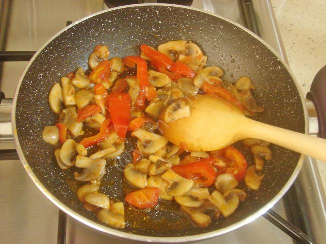 Mantarlı Kaşarlı Omlet - Yapılışı (5/12) 