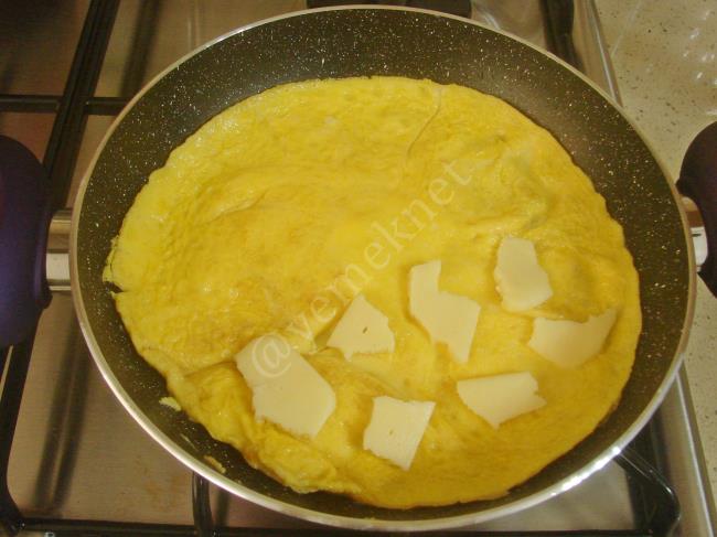 Mantarlı Kaşarlı Omlet - Yapılışı (7/12) 
