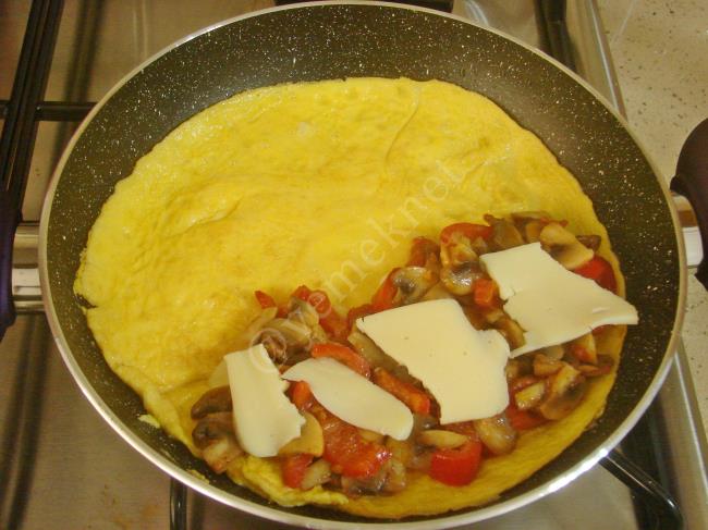 Mantarlı Kaşarlı Omlet - Yapılışı (9/12) 