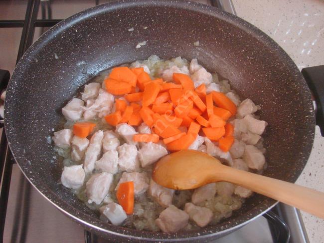 Tavuklu Pırasa Yemeği - Yapılışı (4/12) 