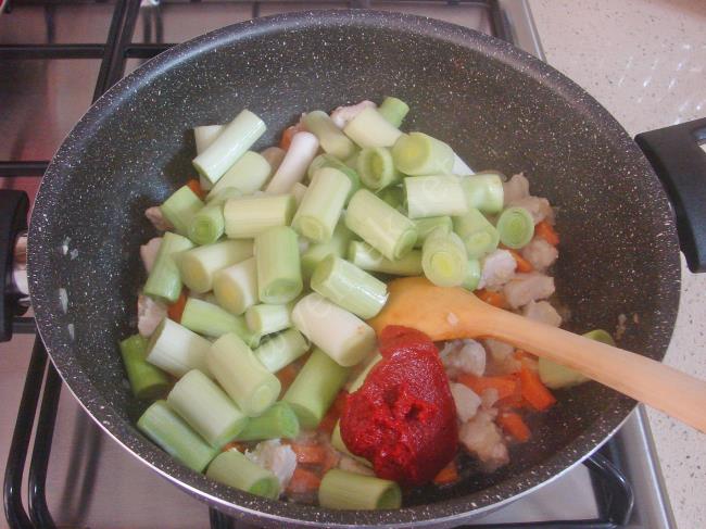 Tavuklu Pırasa Yemeği - Yapılışı (5/12) 