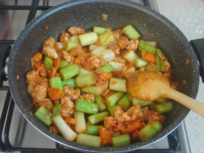 Tavuklu Pırasa Yemeği - Yapılışı (6/12) 