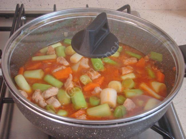 Tavuklu Pırasa Yemeği - Yapılışı (8/12) 