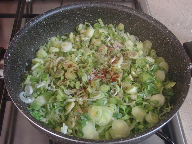 Yoğurtlu Pırasa Kavurması - Yapılışı (4/12) 