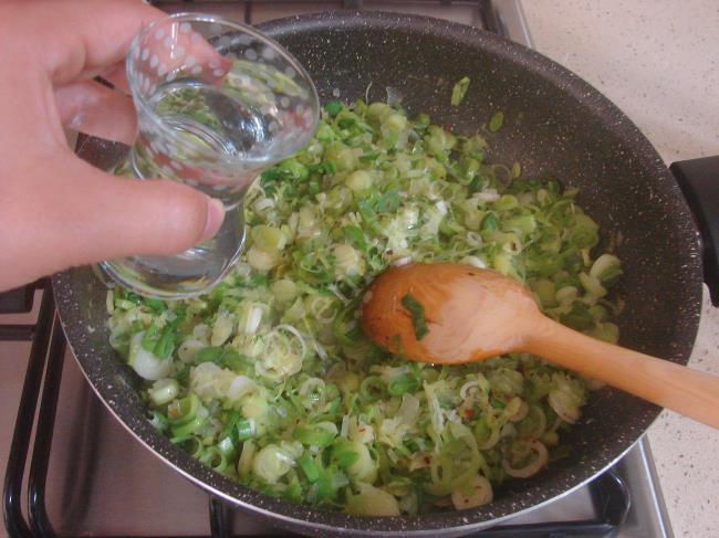 Yoğurtlu Pırasa Kavurması - Yapılışı (5/12) 