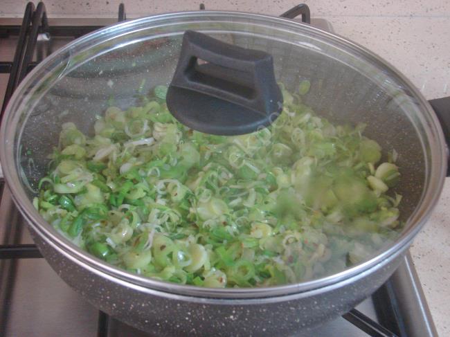 Yoğurtlu Pırasa Kavurması - Yapılışı (6/12) 