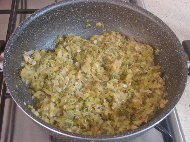 Yoğurtlu Pırasa Kavurması - Yapılışı (7/12) 