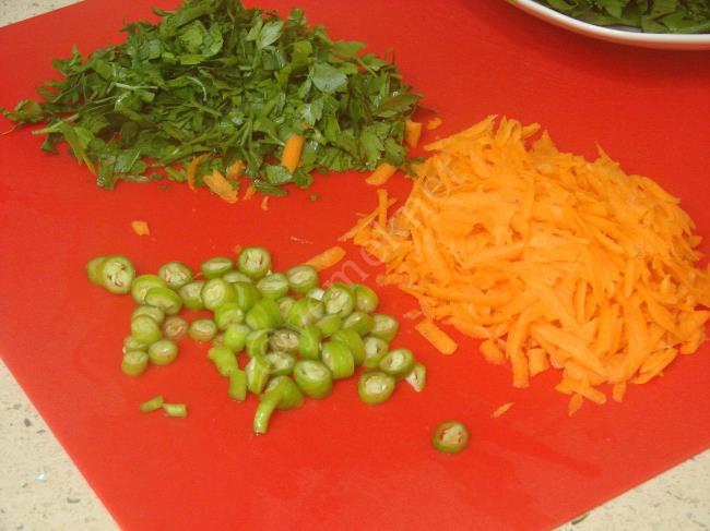 Kereviz Yaprağı Salatası Nasıl Yapılır? (3/8) Resimli Yemek Tarifleri