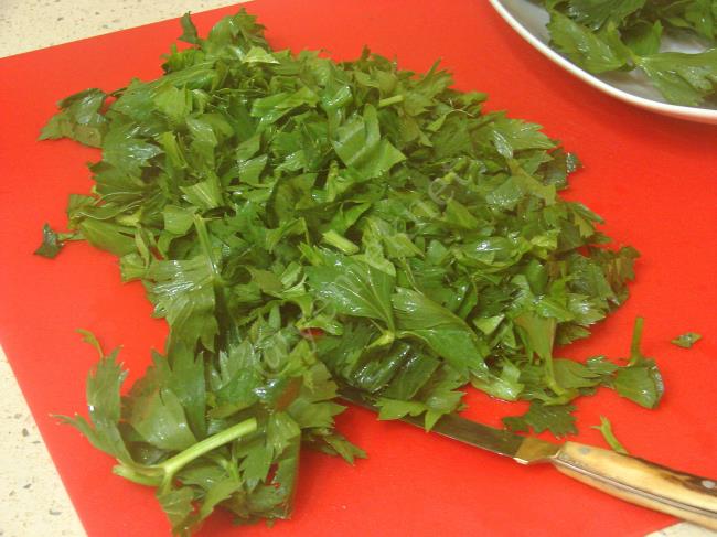 Kereviz Yaprağı Salatası - Yapılışı (2/8) 