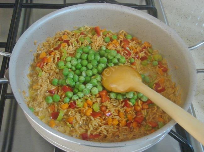 Sebzeli Arpa Şehriye Pilavı - Yapılışı (5/8) 