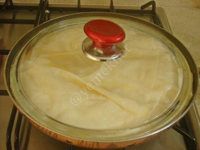 Tavada Yalancı Su Böreği - Yapılışı (15/20) 