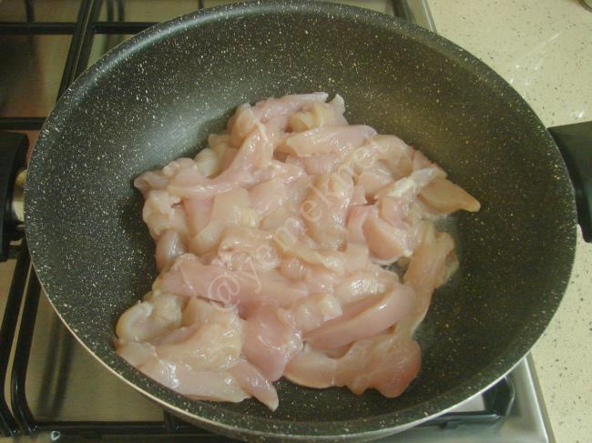 Pesto Soslu Tavuklu Noodle - Yapılışı (3/12) 