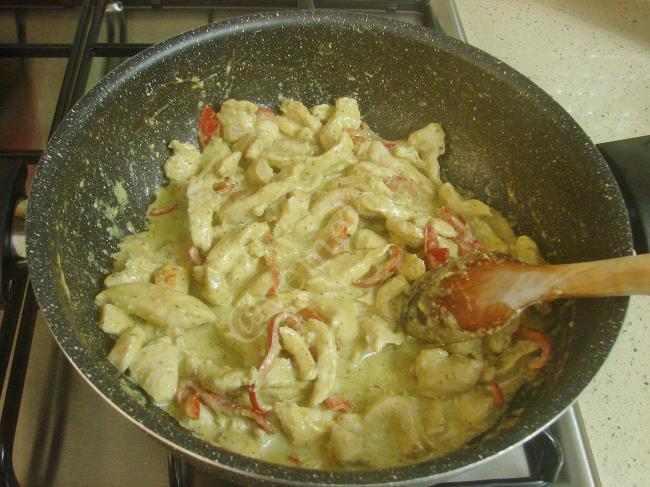 Pesto Soslu Tavuklu Noodle - Yapılışı (6/12) 