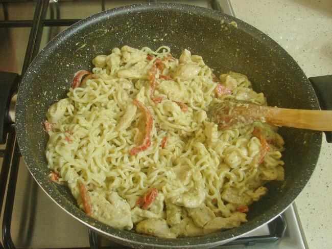 Pesto Soslu Tavuklu Noodle - Yapılışı (9/12) 