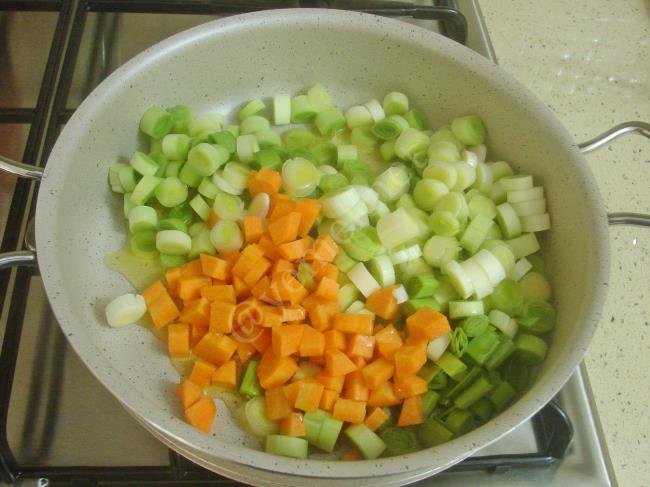 Pırasalı Bulgur Pilavı - Yapılışı (3/12) 