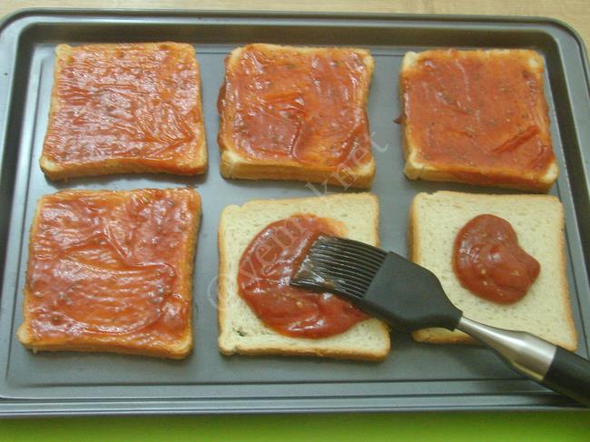 Porsiyonluk Ekmek Pizzası - Yapılışı (6/12) 