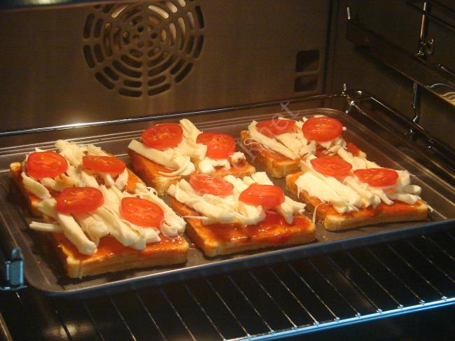 Porsiyonluk Ekmek Pizzası - Yapılışı (8/12) 