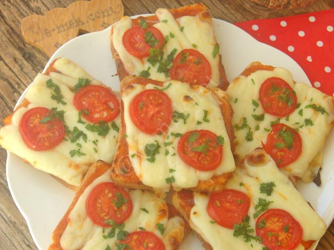 Porsiyonluk Ekmek Pizzası - Yapılışı (9/12) 