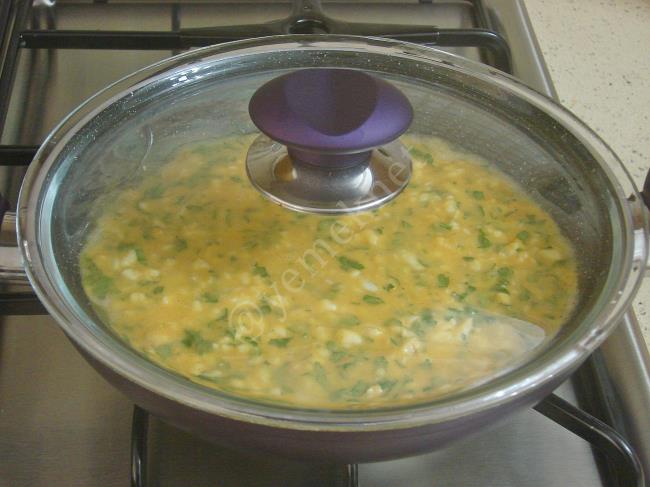 Tavada Mayasız Börek - Yapılışı (8/12) 