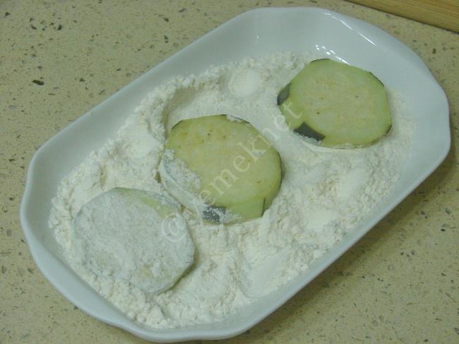 Galeta Unlu Patlıcan Kızartması - Yapılışı (3/8) 