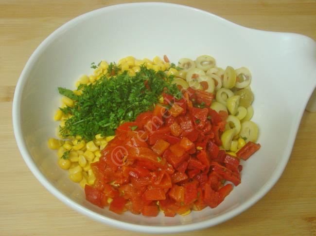 Mısır Salatası - Yapılışı (4/8) 