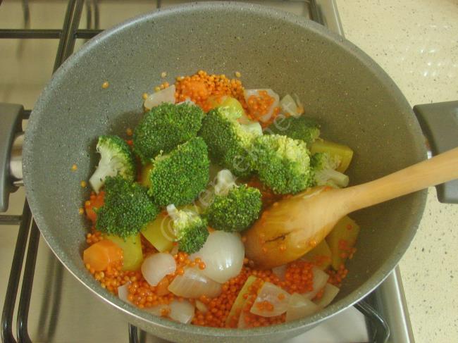 Brokolili Mercimek Çorbası - Yapılışı (5/12) 