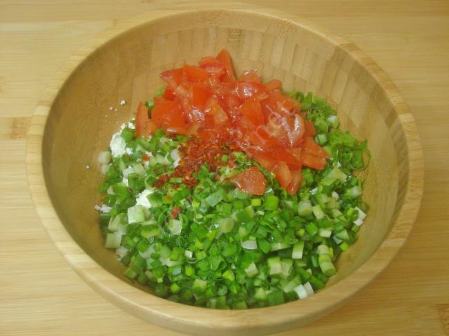 Çökelek Salatası - Yapılışı (4/8) 