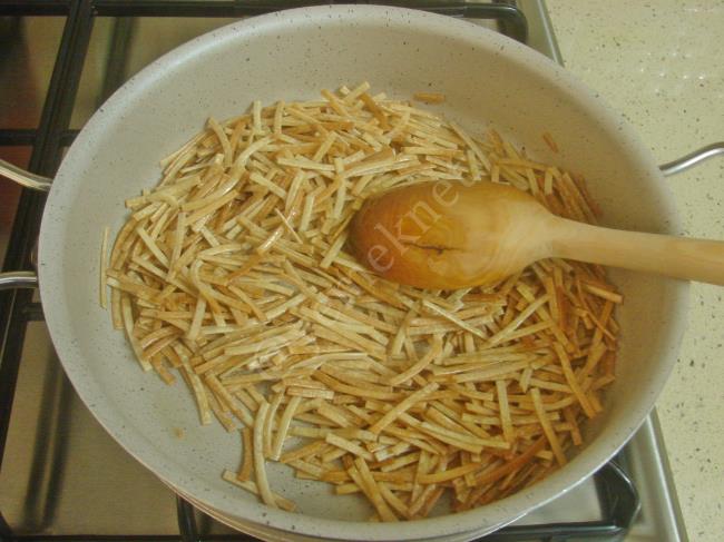 Erişteli Tavuk Salatası - Yapılışı (4/12) 