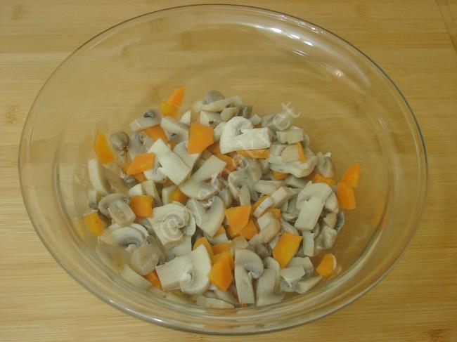 Yoğurtlu Mantar Salatası - Yapılışı (4/8) 