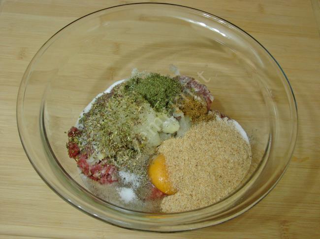 Güveçte Soslu Köfte - Yapılışı (3/16) 