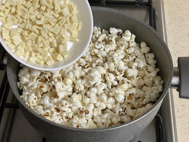 Beyaz Çikolatalı Patlamış Mısır - Yapılışı (5/8) 